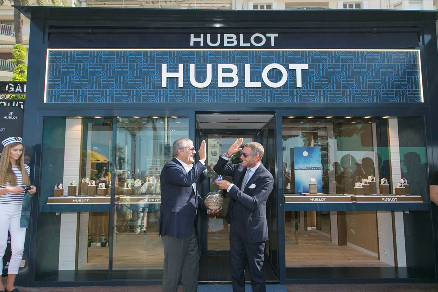 Hublot-CEO Ricardo Gaudalupe (links) und Lapo Elkann mit der Big Bang Blue vor der Boutique in Cannes